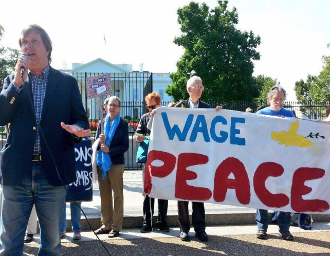John Dear speaking in front of the White House, Sept. 2015 (Bildquelle: http://johndear.org/photos/)