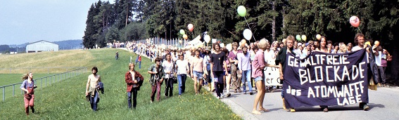Sitzblockade vor dem Atomwaffenlager in Großengstingen im Sommer 1982